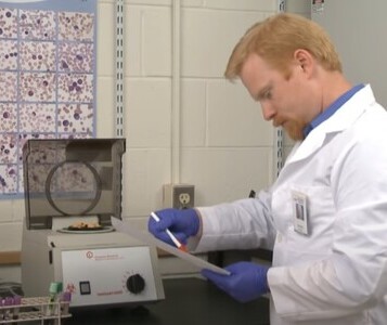 Клиника лечения наркозависимости в Московском Врач в кабинете клиники